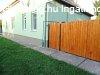 Fel�j�tott, k�zponti, de csendes helyen l�v� csal�di h�z