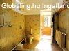 Fel�j�tott, k�zponti, de csendes helyen l�v� csal�di h�z