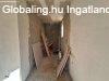 Elad feljts alatt ll sorhz Magyaratdon a falu kzpon