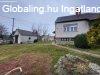 Elad csaldi hz Grce, 	Csendes utcban