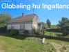 Elad csaldi hz Csmdr, 	hz patakkal, pajtval, mhelly