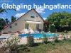 Elad csaldi hz Balatonkeresztr, 	Kzel az z utcai stran