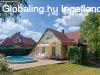 Elad csaldi hz Balatonkeresztr, 	Kzel az z utcai stran