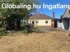 Vroskzponti, fldszintes csaldi hz nagy megoszthat tele