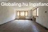 Elad csaldi hz Tura, 	Kzponti helyen