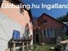 Elad csaldi hz Vcrtt, 	csendes utcban