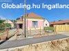 Elad csaldi hz Misefa, 	Csendes utcja