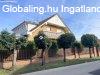 Nagycsal�dosoknak is alkalmas rendezett h�z dupla gar�zzsal 