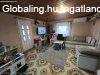 Kisl�ngon hitelk�pes, k�t szob�s, nappalis csal�di h�z elad�