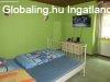 Elad� fel�j�tott csal�di h�z Kar�don