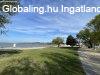 A Velencei-t�t�l csak egy utc�ra �j�p�t�s� ikerh�zf�l nappal