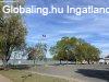 A Velencei-t�t�l csak egy utc�ra �j�p�t�s� ikerh�zf�l nappal