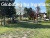 A Velencei-t�t�l csak egy utc�ra �j�p�t�s� ikerh�zf�l nappal
