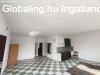 Csal�di h�z k�t k�l�n bej�rati r�sszel - Abony