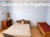 Abony egyik k�zponti, frekvent�lt r�sz�n k�n�lunk megv�telre