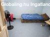 Abony egyik k�zponti, frekvent�lt r�sz�n k�n�lunk megv�telre