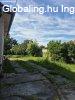 Elad� csal�di h�z P�szt�n egy csendes mell�kutc�ban