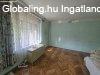 Elad� csal�di h�z P�szt�n egy csendes mell�kutc�ban