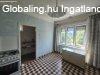 Elad� csal�di h�z P�szt�n egy csendes mell�kutc�ban