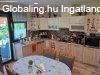 Ig�nyes, t�gas csal�di h�z medenc�vel, gondozott kerttel ela