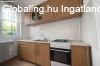 Belv�rosi csal�di h�z elk�l�n�thet� h�zr�szekkel, utc�r�l ny