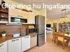 XVII. ker�letben energiatakar�kos, bels� k�tszintes, kertes 