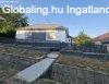 Elad� r�szben r�szben fel�j�tott csal�di h�z Kar�don