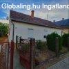 Fel�j�tand� csal�di h�z csendes utc�ban Magyarat�don! Remek 