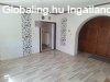 Elad� csal�di h�z Nagybajomban, nagy m�ret� telekkel, mell�k