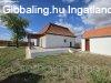 P�li - teljesen fel�j�tott csal�di h�z, nagy terasszal 