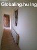 Csendes, panor�m�s paraszth�z nagy telekkel Csom�n ? Domb�v�