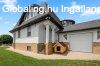 Gy�rz�molyon EGYEDI st�lus�, 3 szintes csal�di h�z, medenc�v