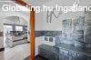 Gy�rz�molyon EGYEDI st�lus�, 3 szintes csal�di h�z, medenc�v