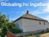 Gy�rt�l 23 km-re, Nagyszentj�nos csendes utc�j�ban massz�v c