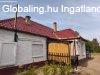 Csal�di h�z vas�thoz k�zel es� r�szen - Abony